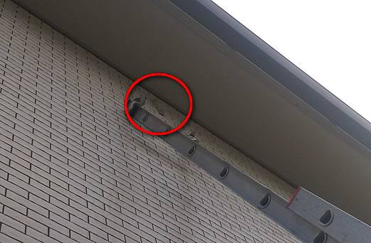 ドロバチ駆除二階軒下